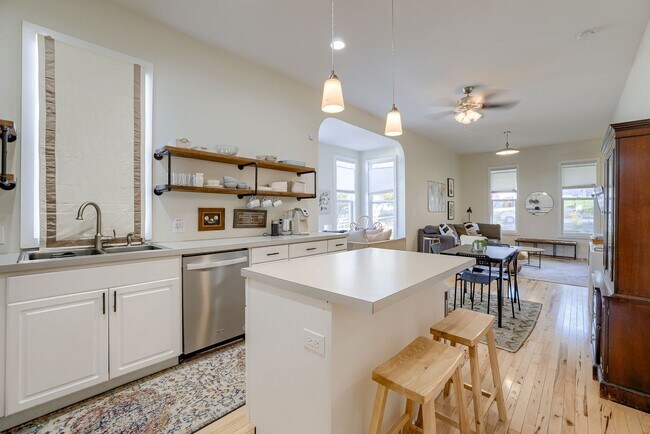 Building Photo - Charming 2 Bedroom Just Minutes from the Old Market!!