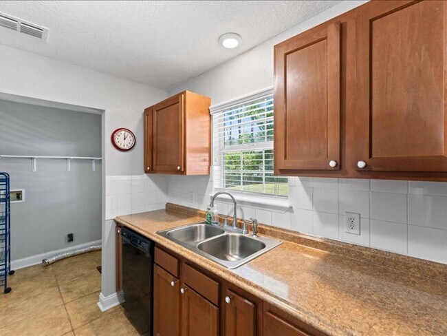 Building Photo - Charming 3 Bedroom Renovated Retreat: Cozy Home with New Upgrades in Serene Neighborhood