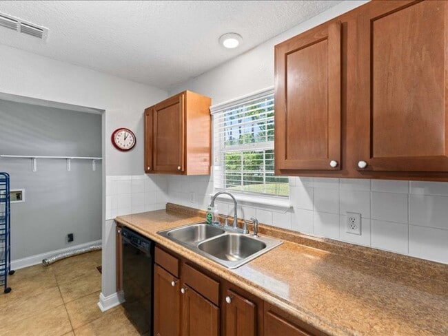 Building Photo - Charming 3 Bedroom Renovated Retreat: Cozy...