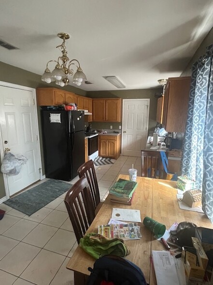 Kitchen area - 1749 Lincoln Dr