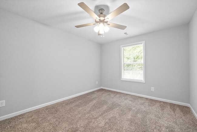 Building Photo - 4 Bedroom Home For Rent Near Downtown Clarksville!