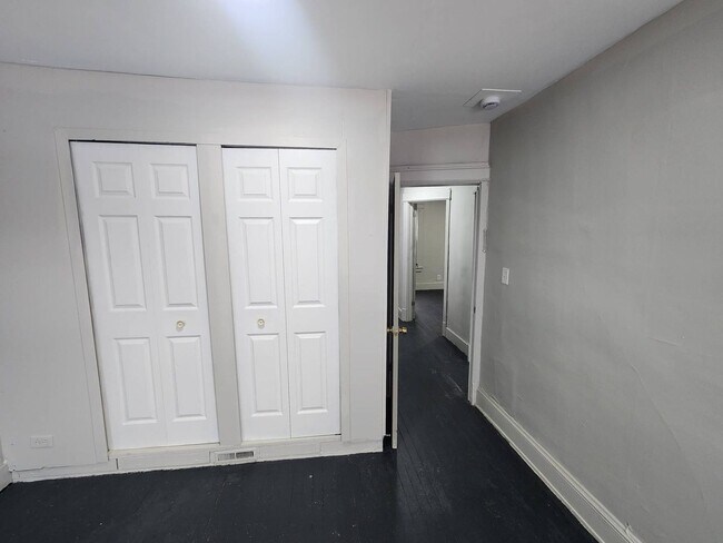 Building Photo - Charming 3-Bedroom Property in Prime Location (Section 8 Vouchers Accepted)