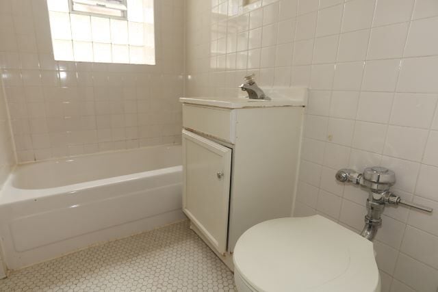 Building Photo - 430 W Roscoe St