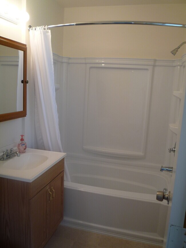 Building Photo - 3 bedroom + Bonus Room/Office in East Redding