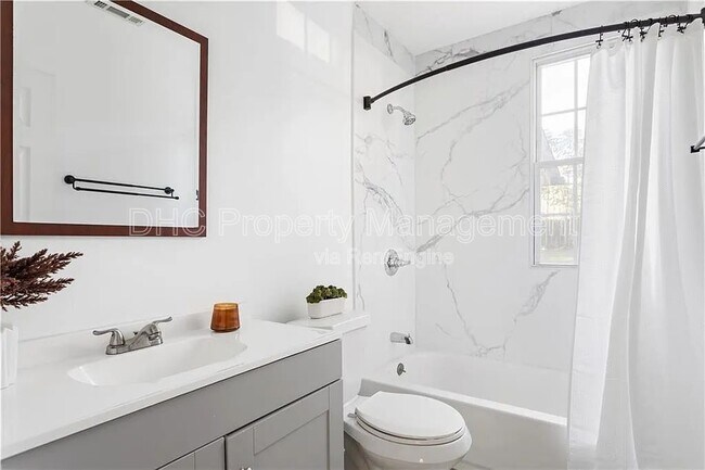 Building Photo - 530 Erin Ave SW