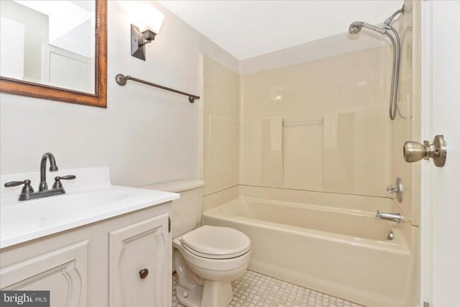 Building Photo - 207 Contour Rd