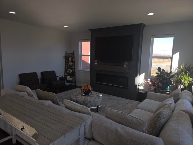 Building Photo - W240N5649 Holly Ct