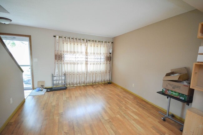 Building Photo - 3 levels of townhouse living in great NW l...