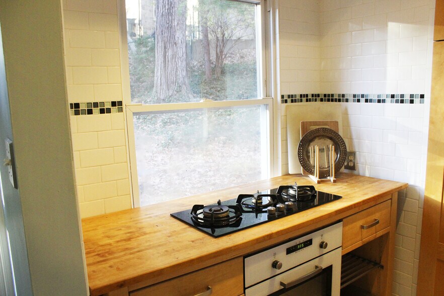 kitchen window - 2948 Albemarle St NW