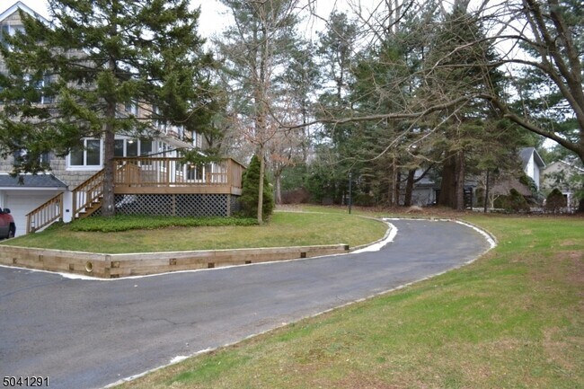 Building Photo - 3 Meadow Dr