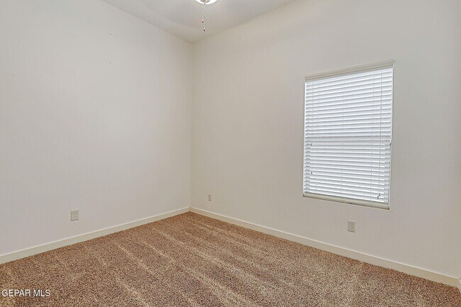 Building Photo - 308 S Manzanita Dr