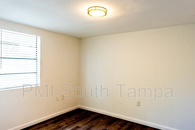 Building Photo - 3402 W Van Buren Dr