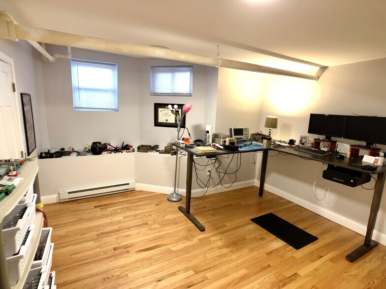 Building Photo - 592 Centre St