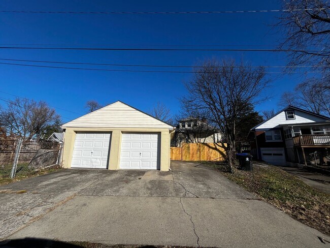 Building Photo - STUNNING BEECHMONT HOME WITH SOLAR PANELS ...