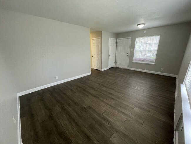 Building Photo - Two bedroom, 1 bathroom apartment - Move in Special