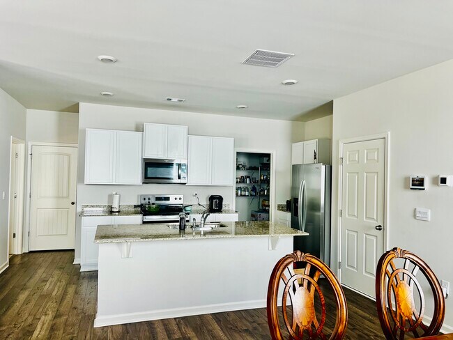 Building Photo - 246 White Cedar Dr