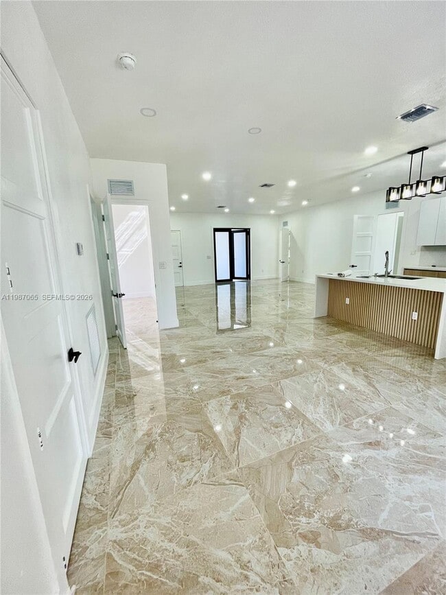 Building Photo - 435 N Quebrada St