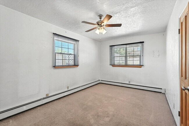 Building Photo - 1632 Columbia Dr SE