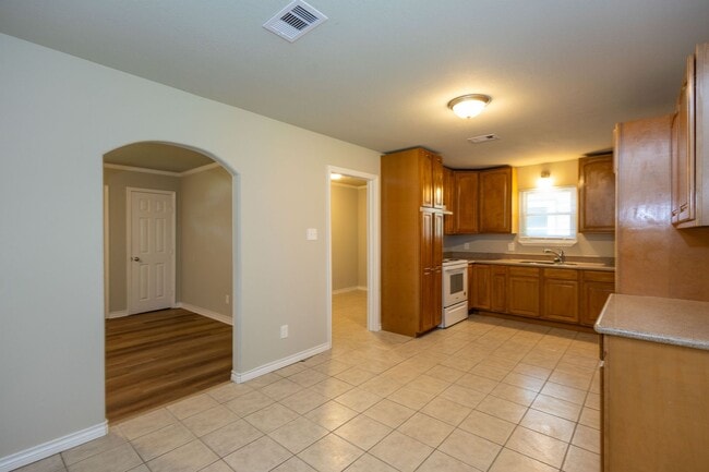 Building Photo - Spacious 4 bedroom in 77707. More pics com...