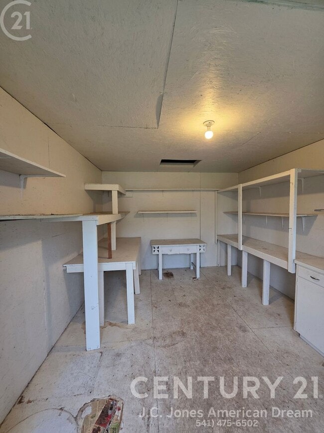 Building Photo - Newer 3 bed 2 bath