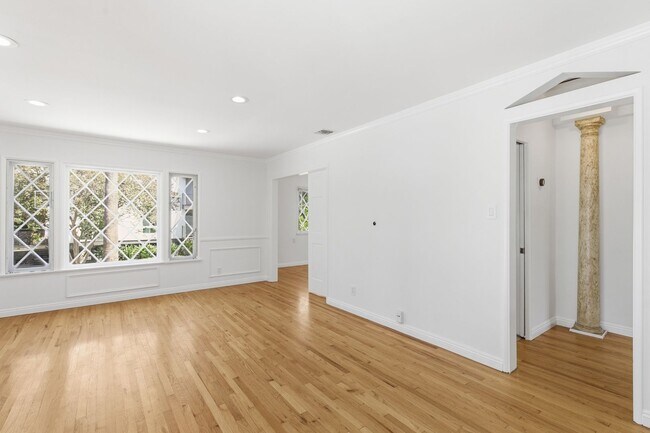 Building Photo - 12334 Moorpark St