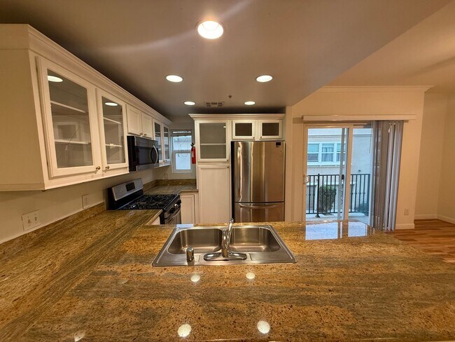 Building Photo - Spacious 1 bed 1 bath condo with loft Available now!