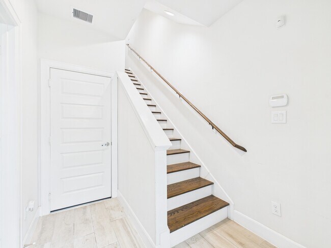 Building Photo - 2761 Clinton Dr