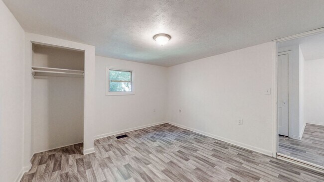 Building Photo - HOUSE FOR RENT