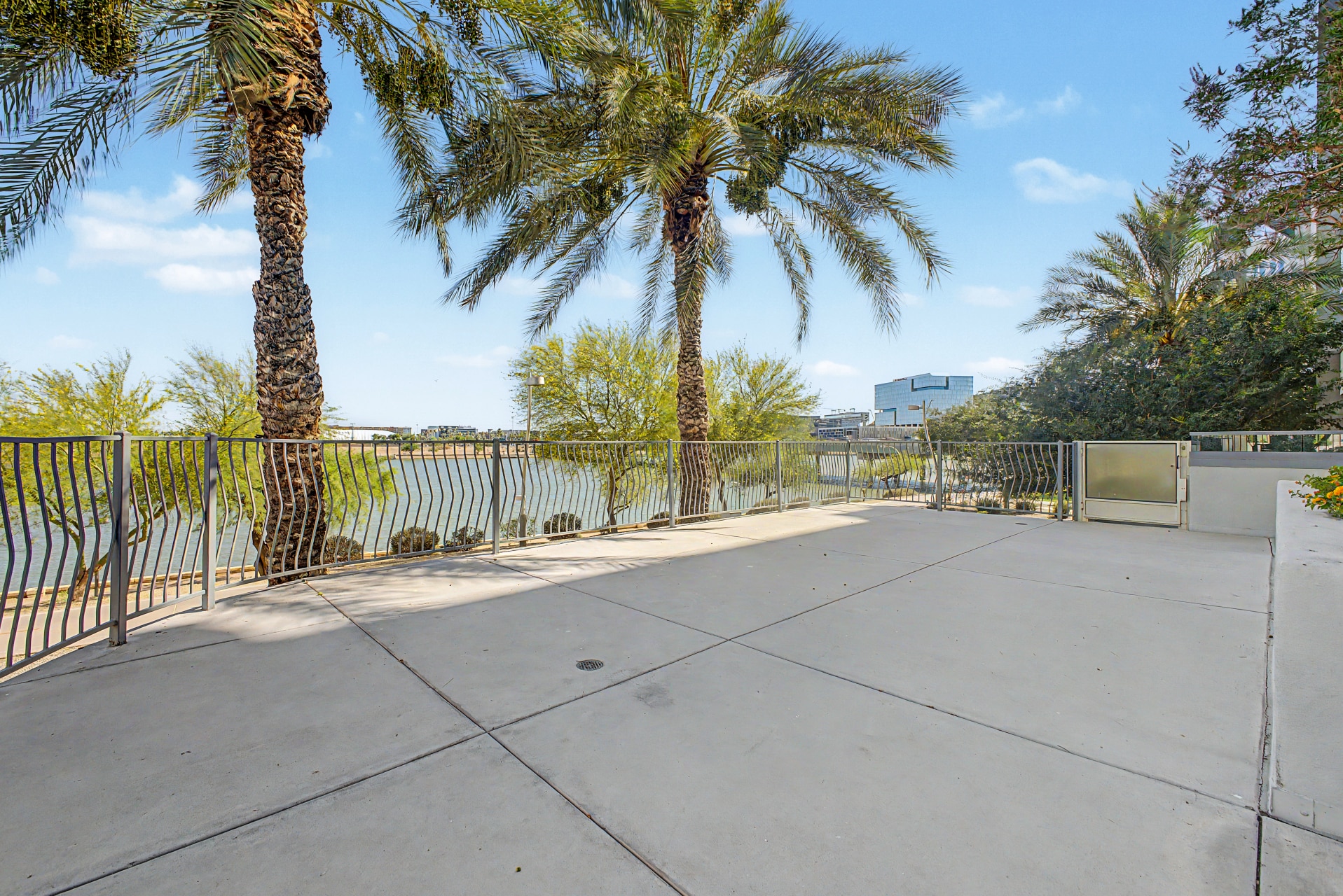 Building Photo - 945 E Playa del Norte Dr