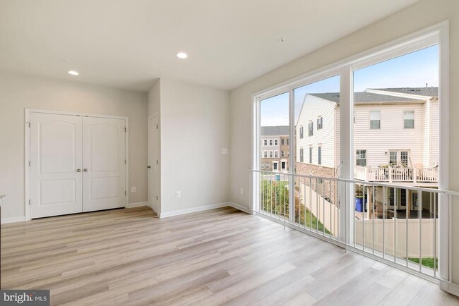 Building Photo - 5986 Passend Dr