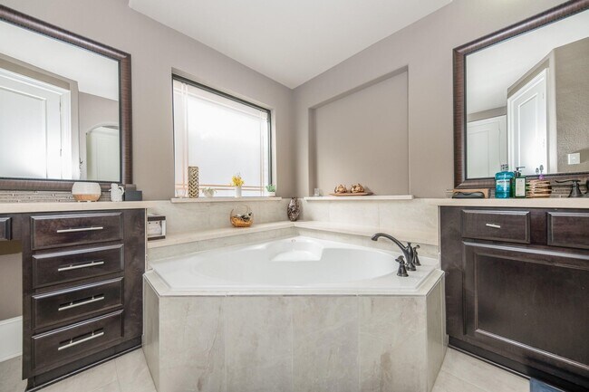 Building Photo - 10010 Cypress Path