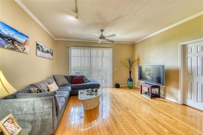 Building Photo - Annual UNfurnished 2/2 condo on top floor ...