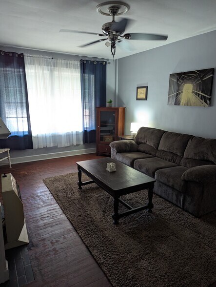 Building Photo - 208 Sutton St