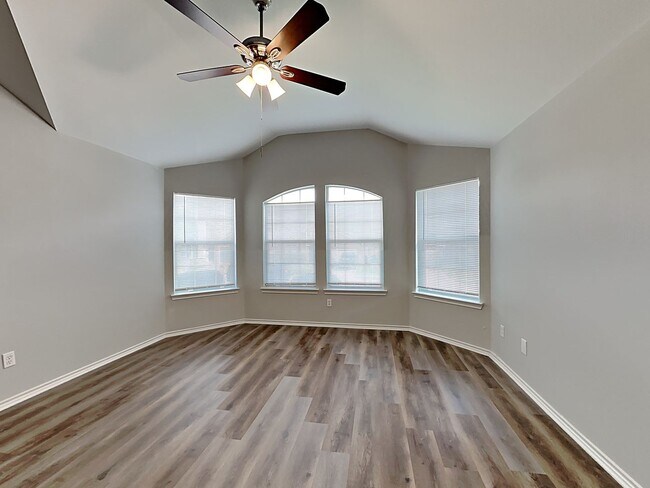 Building Photo - Charming 3-Bed, 2-Bath Home in Dallas with Garage Parking