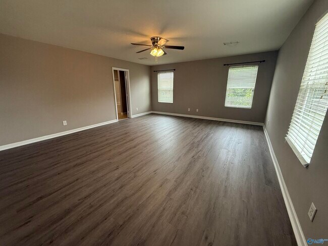 Building Photo - 3129 Lakeland Dr SW