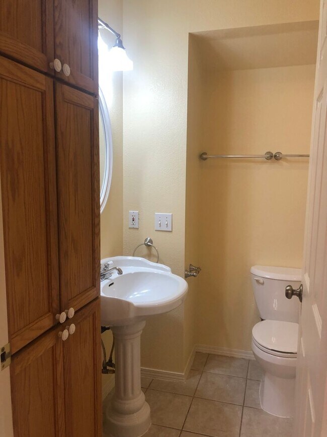 Building Photo - Beautiful Ground Level 1Bed/1Bath Close to...