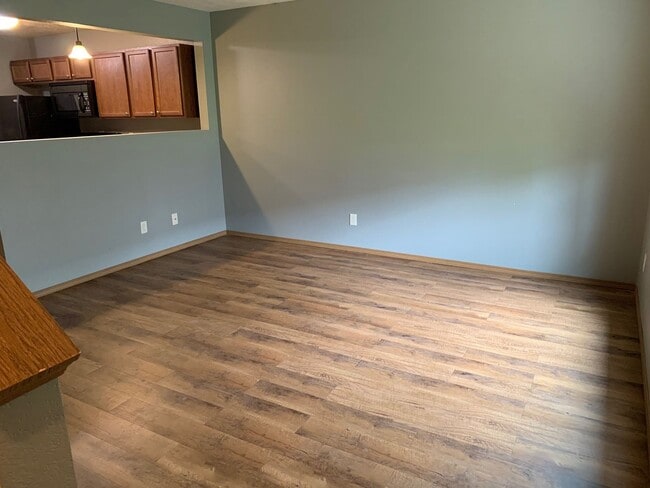 Building Photo - 301 Arianna Pl