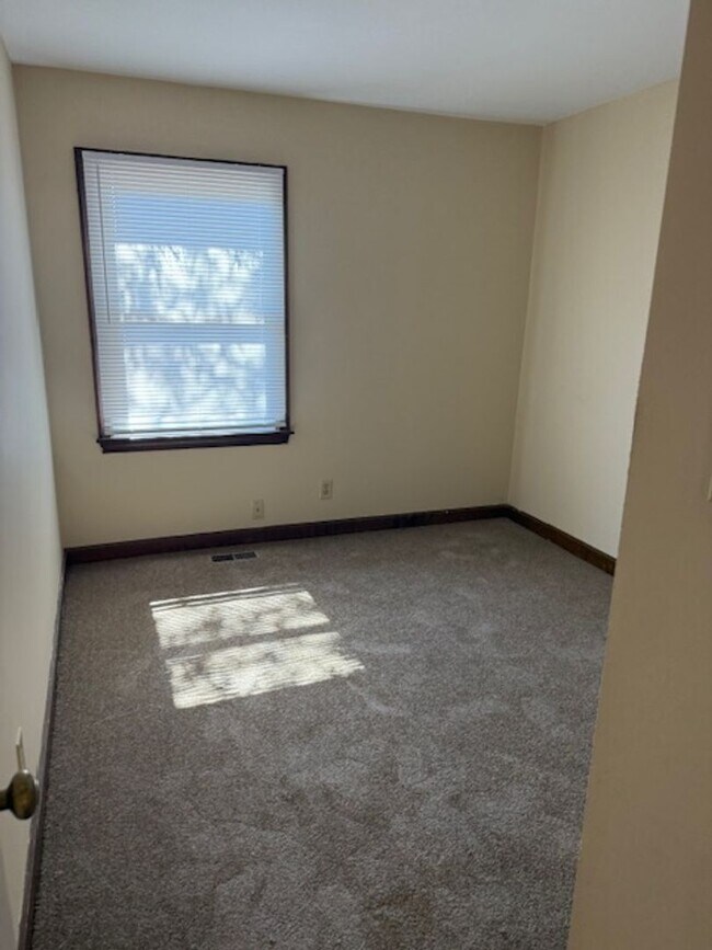 Building Photo - Three Bedroom 1.5 Bath Townhouse in Wester...