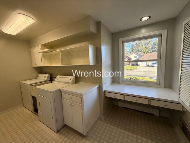 Building Photo - Spacious 6-Bedroom Home with Pool & Multiple Fireplaces – Great Northside Location!