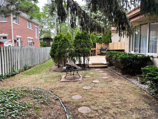 Building Photo - 720 N Broadway Ave