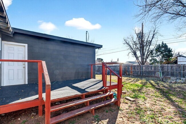 Building Photo - 2011 W 16th St