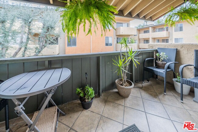 Building Photo - 15425 Sherman Way