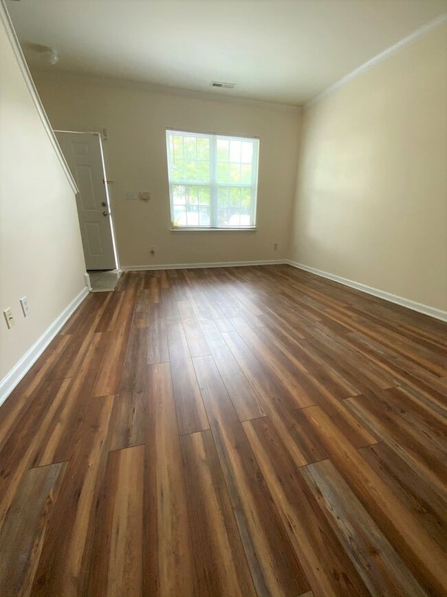 Building Photo - Updated 2 bedroom in fantastic location near Duke Med Center, on busline & convenient to many loc...