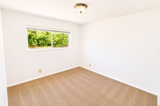 Building Photo - 1087 N Greengrove St