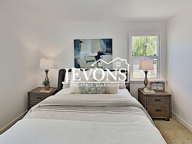 Building Photo - Discover the warmth of this lovely single-family home in the heart of Seattle