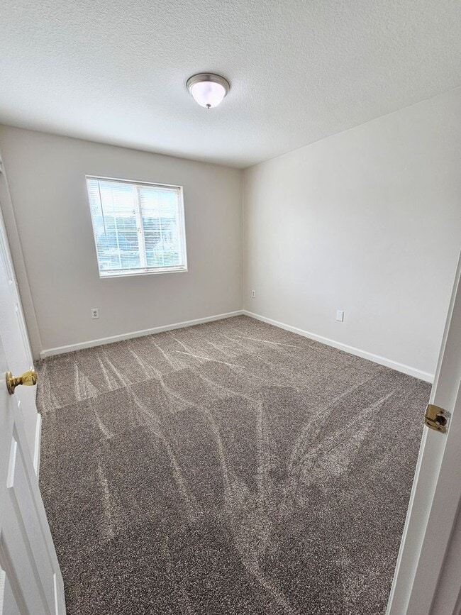 Building Photo - St. John's Townhome - 5 Bedroom, 2 bath Duplex Unit