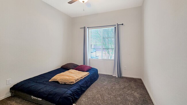 Building Photo - Like new home! Pristine condition!