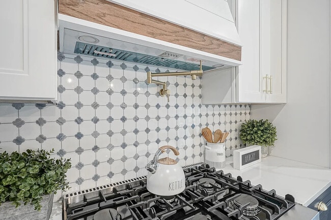 Building Photo - 615 S Delhi St