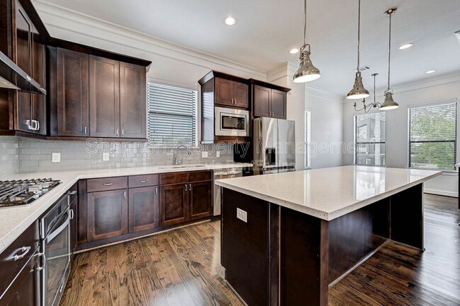 Building Photo - 744 W 24th St