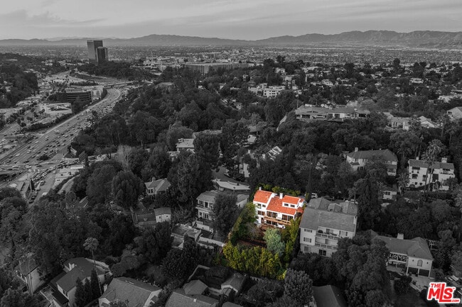 Building Photo - 3323 N Knoll Dr